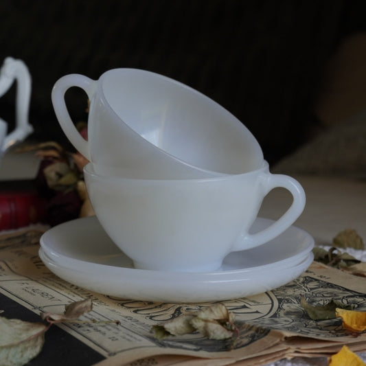 Tête-à-tête de tasses "Iphigéni" en verre opalin blanc Arcopal fabrication française