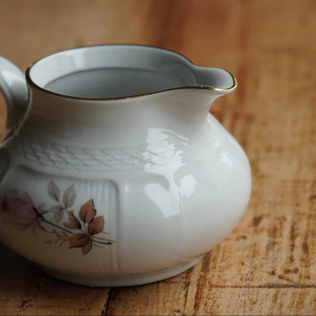 Pot à lait "Pietro" en porcelaine italienne fleurie et dorée Royal Tognana