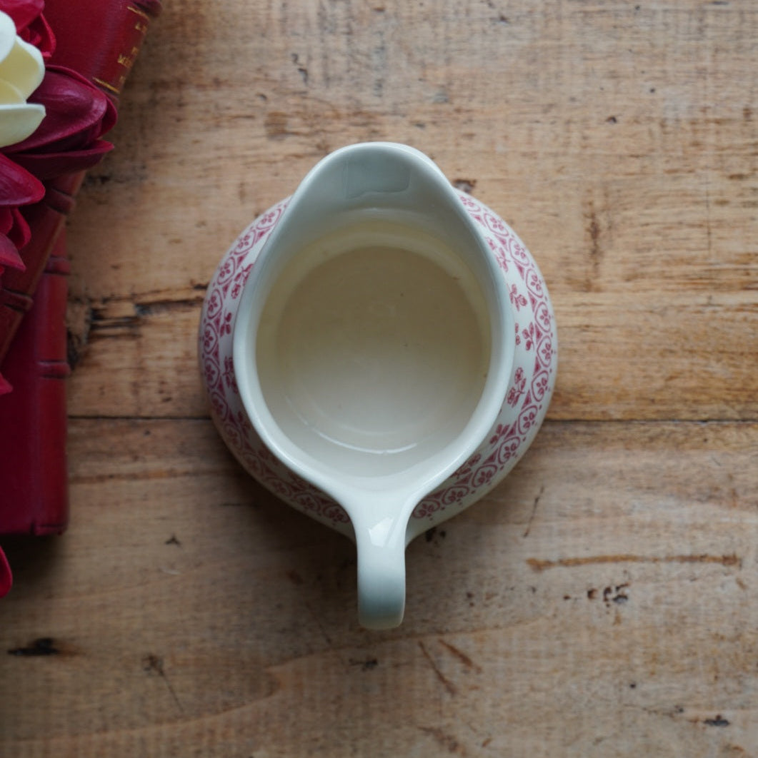 Pot à lait "Basil" en faïence anglaise couleur crème et au décor fleuri rougeâtre English Ironston Tableware