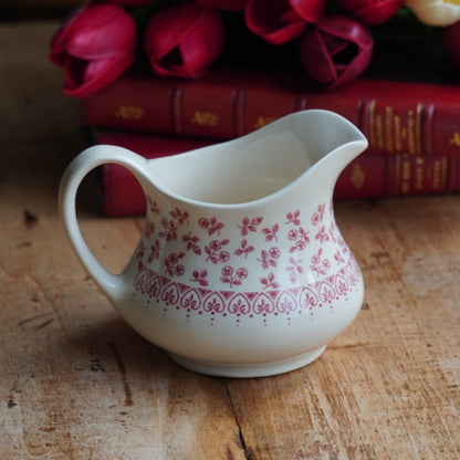 Pot à lait "Basil" en faïence anglaise couleur crème et au décor fleuri rougeâtre English Ironston Tableware