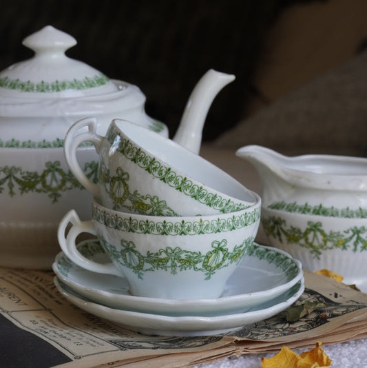 Service à thé "Armand" en porcelaine motif guirlande vert et or fin du 19ème siècle