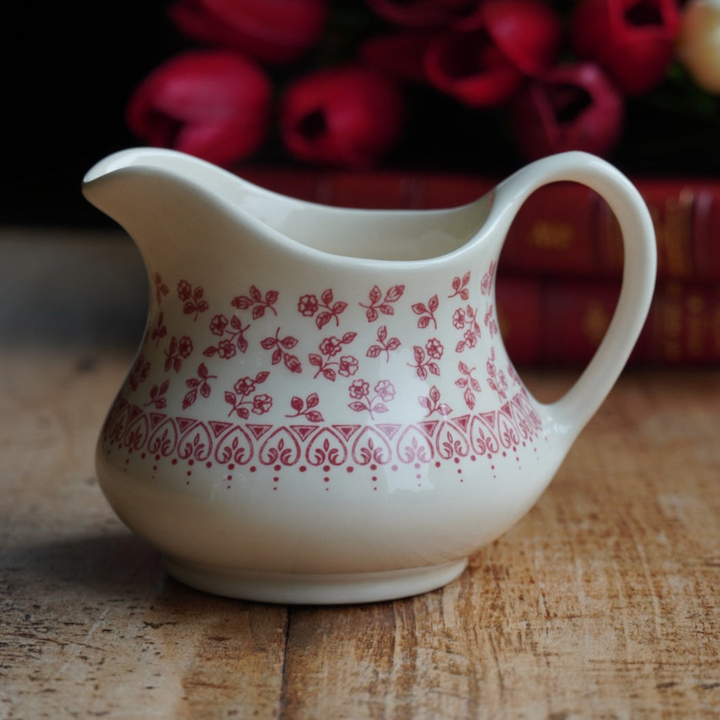 Pot à lait "Basil" en faïence anglaise couleur crème et au décor fleuri rougeâtre English Ironston Tableware
