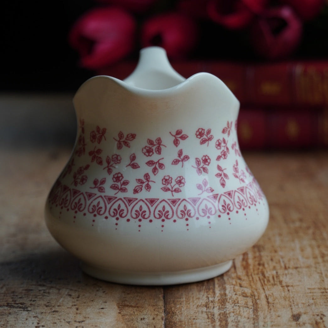 Pot à lait "Basil" en faïence anglaise couleur crème et au décor fleuri rougeâtre English Ironston Tableware