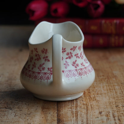 Pot à lait "Basil" en faïence anglaise couleur crème et au décor fleuri rougeâtre English Ironston Tableware