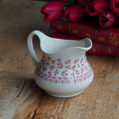 Pot à lait "Basil" en faïence anglaise couleur crème et au décor fleuri rougeâtre English Ironston Tableware