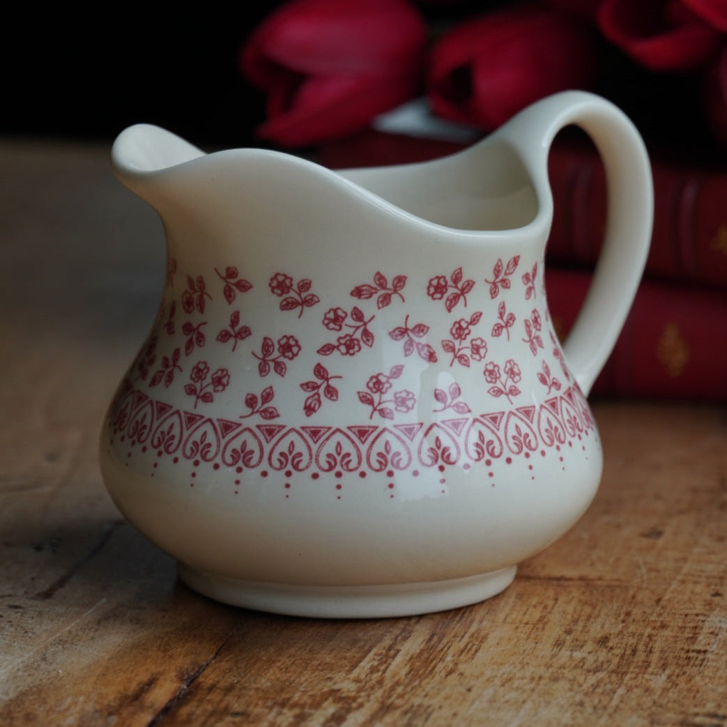 Pot à lait "Basil" en faïence anglaise couleur crème et au décor fleuri rougeâtre English Ironston Tableware