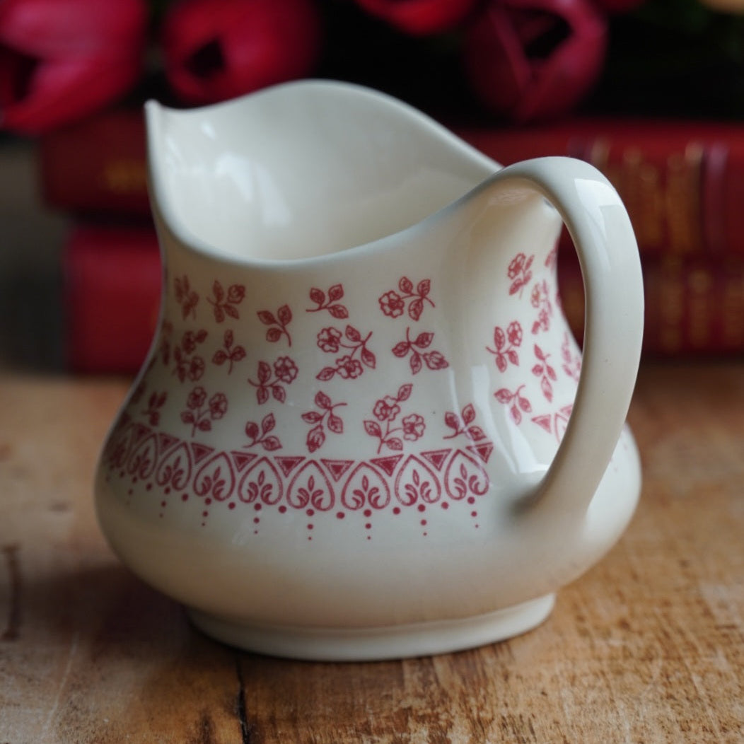 Pot à lait "Basil" en faïence anglaise couleur crème et au décor fleuri rougeâtre English Ironston Tableware