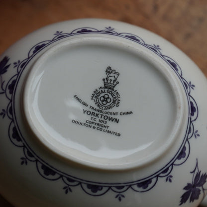 Pot à lait "Bluebell" en porcelaine anglaise côtelée au décor de vigne bleutée Royal Doulton modèle Yorktown