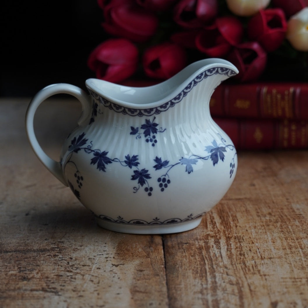 Pot à lait "Bluebell" en porcelaine anglaise côtelée au décor de vigne bleutée Royal Doulton modèle Yorktown