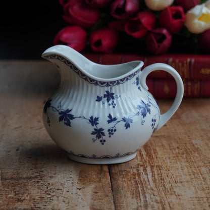 Pot à lait "Bluebell" en porcelaine anglaise côtelée au décor de vigne bleutée Royal Doulton modèle Yorktown