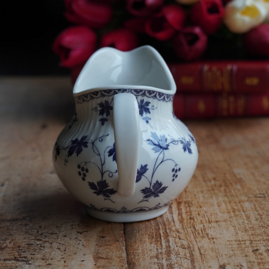 Pot à lait "Bluebell" en porcelaine anglaise côtelée au décor de vigne bleutée Royal Doulton modèle Yorktown