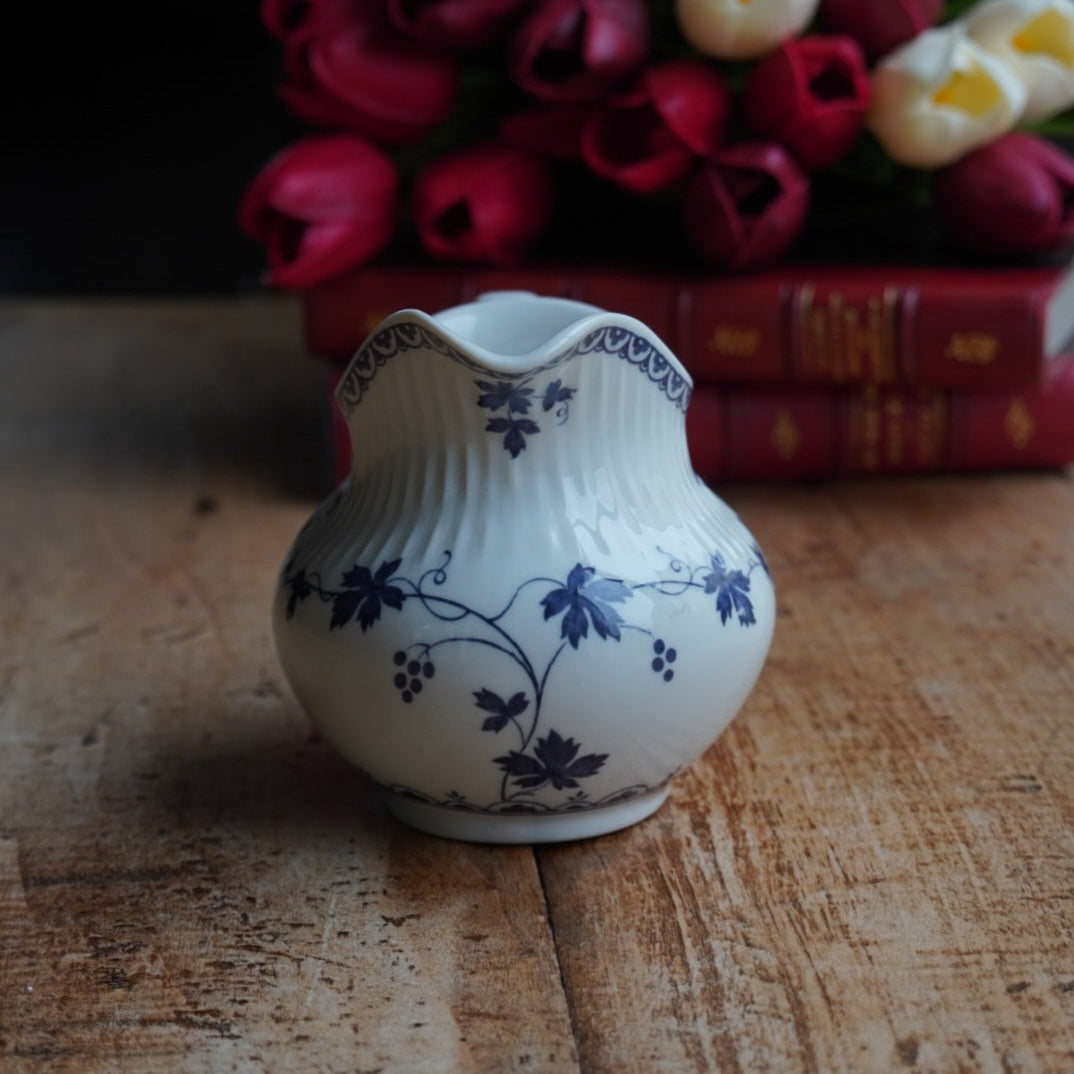 Pot à lait "Bluebell" en porcelaine anglaise côtelée au décor de vigne bleutée Royal Doulton modèle Yorktown