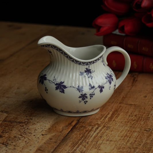 Pot à lait "Bluebell" en porcelaine anglaise côtelée au décor de vigne bleutée Royal Doulton modèle Yorktown