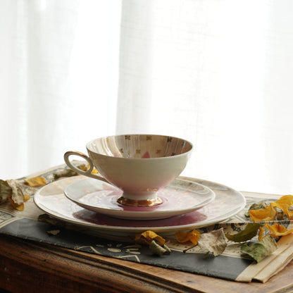 Tasse "Nicolina" en porcelaine allemande sur pied rose et dorée et son assiette à gâteau Bareuther Waldassen Bavaria