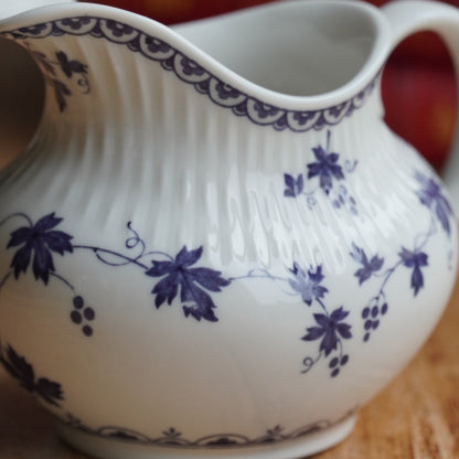 Pot à lait "Bluebell" en porcelaine anglaise côtelée au décor de vigne bleutée Royal Doulton modèle Yorktown