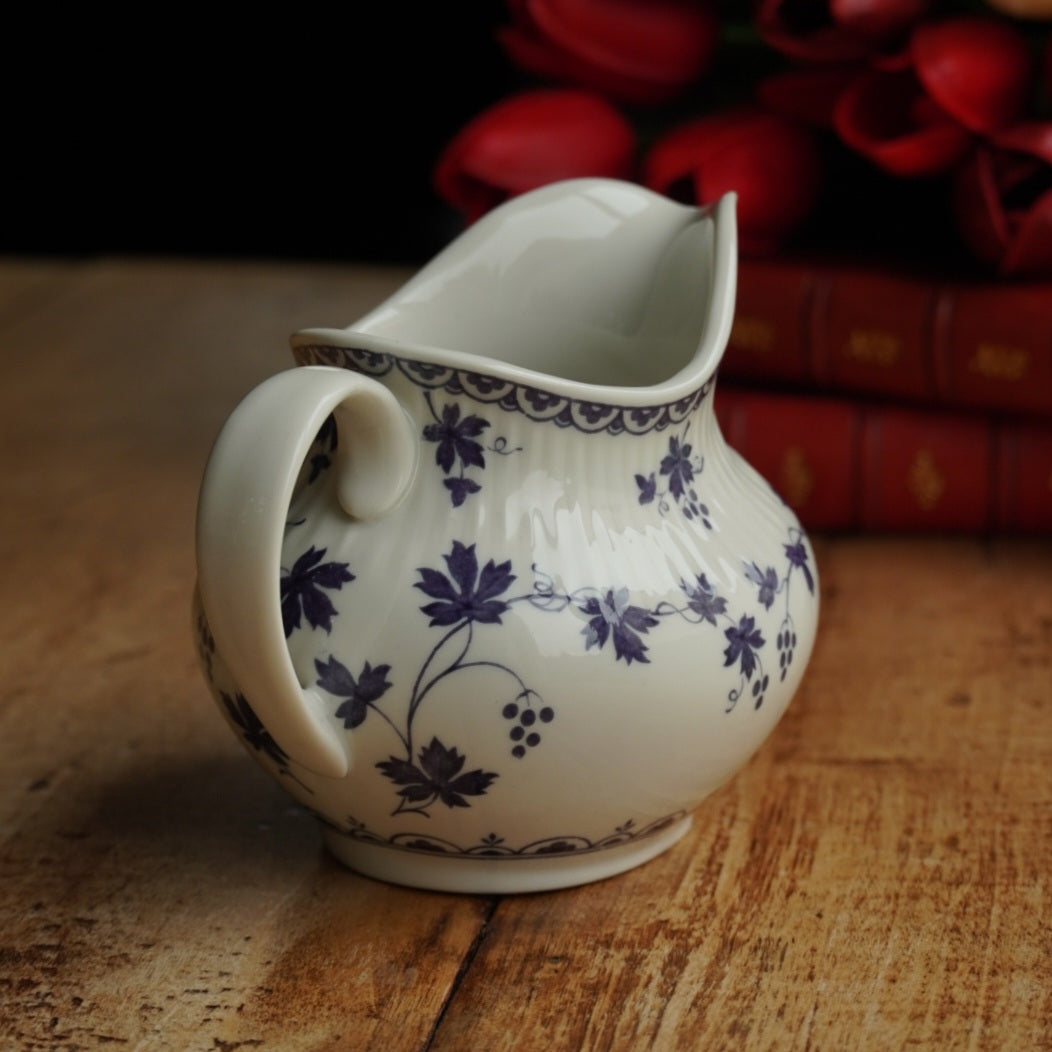 Pot à lait "Bluebell" en porcelaine anglaise côtelée au décor de vigne bleutée Royal Doulton modèle Yorktown