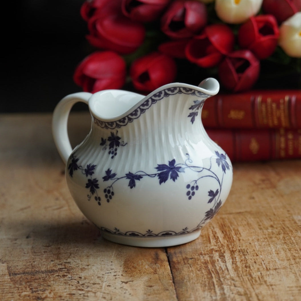 Pot à lait "Bluebell" en porcelaine anglaise côtelée au décor de vigne bleutée Royal Doulton modèle Yorktown