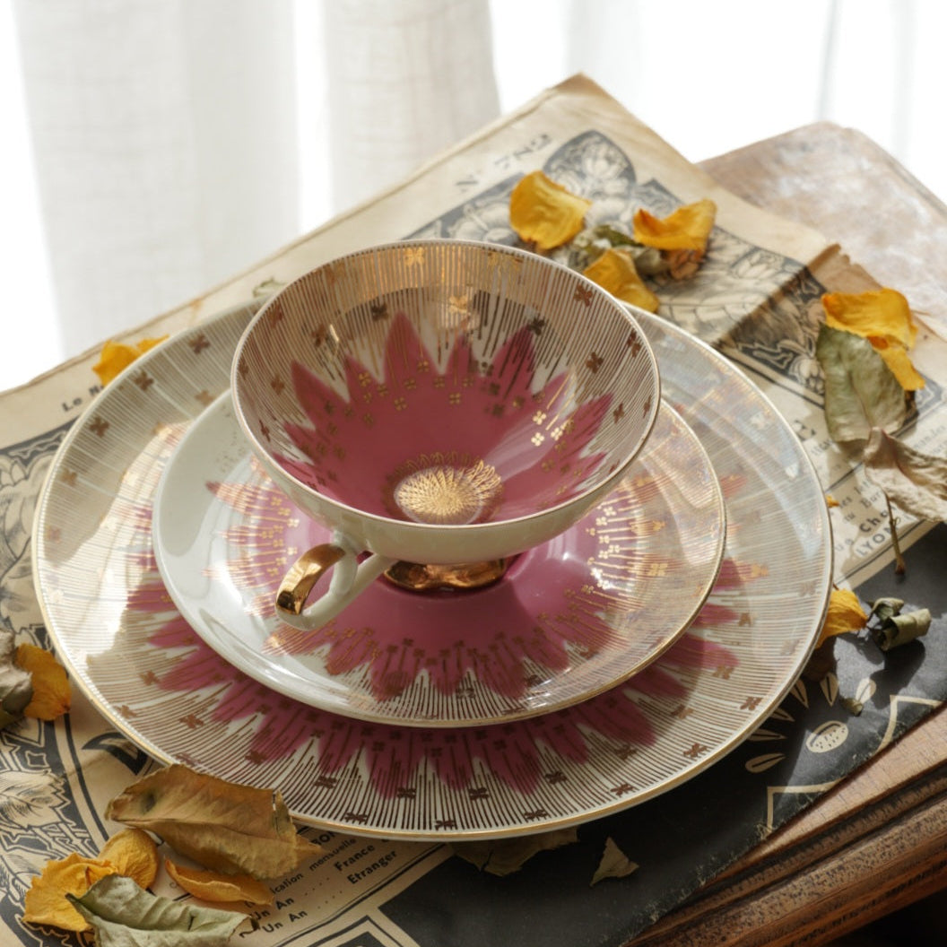 Tasse "Nicolina" en porcelaine allemande sur pied rose et dorée et son assiette à gâteau Bareuther Waldassen Bavaria
