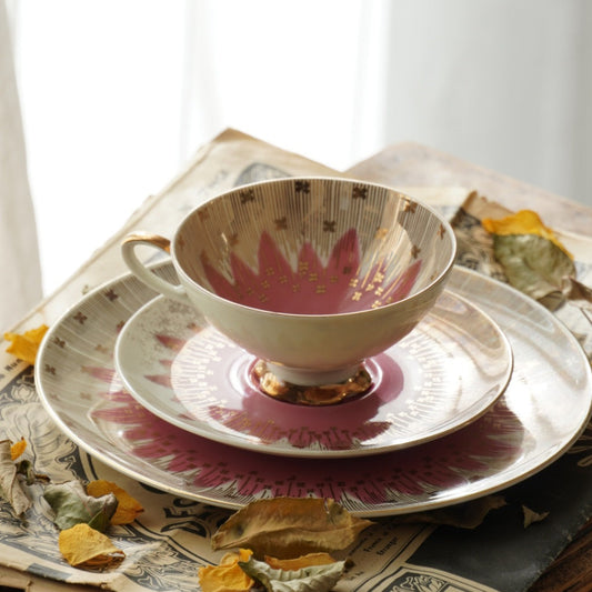 Tasse "Nicolina" en porcelaine allemande sur pied rose et dorée et son assiette à gâteau Bareuther Waldassen Bavaria