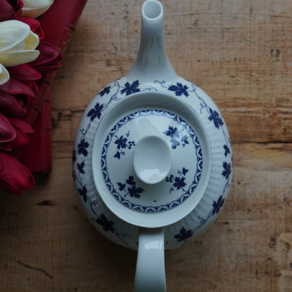 Grande théière "Bluebell" en porcelaine anglaise côtelée au décor de vigne bleutée Royal Doulton modèle Yorktown
