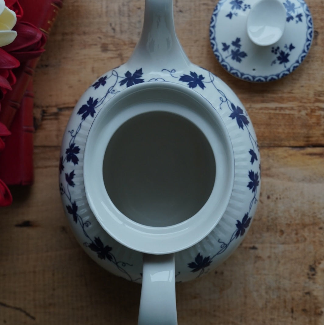Grande théière "Bluebell" en porcelaine anglaise côtelée au décor de vigne bleutée Royal Doulton modèle Yorktown