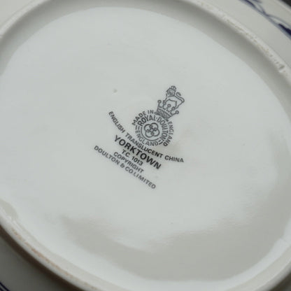 Grande théière "Bluebell" en porcelaine anglaise côtelée au décor de vigne bleutée Royal Doulton modèle Yorktown
