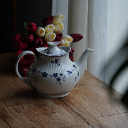 Grande théière "Bluebell" en porcelaine anglaise côtelée au décor de vigne bleutée Royal Doulton modèle Yorktown