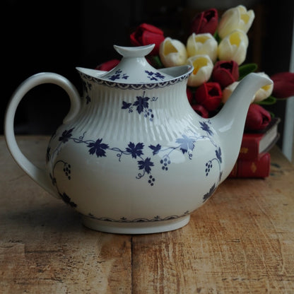 Grande théière "Bluebell" en porcelaine anglaise côtelée au décor de vigne bleutée Royal Doulton modèle Yorktown