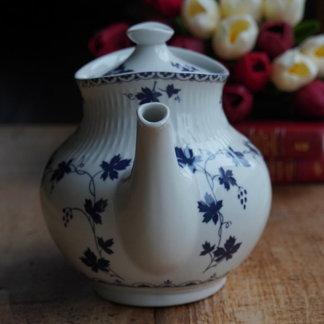 Grande théière "Bluebell" en porcelaine anglaise côtelée au décor de vigne bleutée Royal Doulton modèle Yorktown