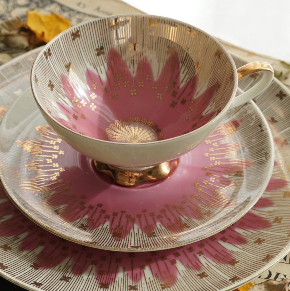 Tasse "Nicolina" en porcelaine allemande sur pied rose et dorée et son assiette à gâteau Bareuther Waldassen Bavaria