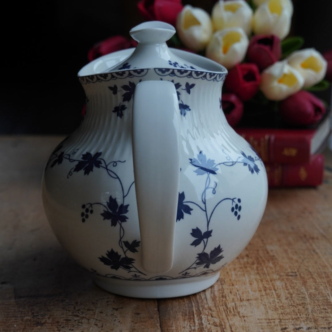 Grande théière "Bluebell" en porcelaine anglaise côtelée au décor de vigne bleutée Royal Doulton modèle Yorktown