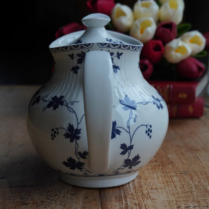 Grande théière "Bluebell" en porcelaine anglaise côtelée au décor de vigne bleutée Royal Doulton modèle Yorktown