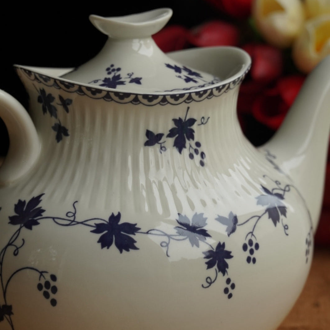 Grande théière "Bluebell" en porcelaine anglaise côtelée au décor de vigne bleutée Royal Doulton modèle Yorktown