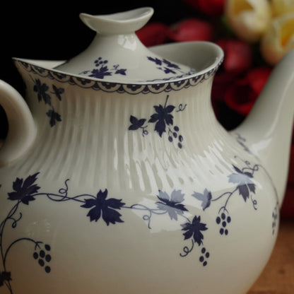 Grande théière "Bluebell" en porcelaine anglaise côtelée au décor de vigne bleutée Royal Doulton modèle Yorktown
