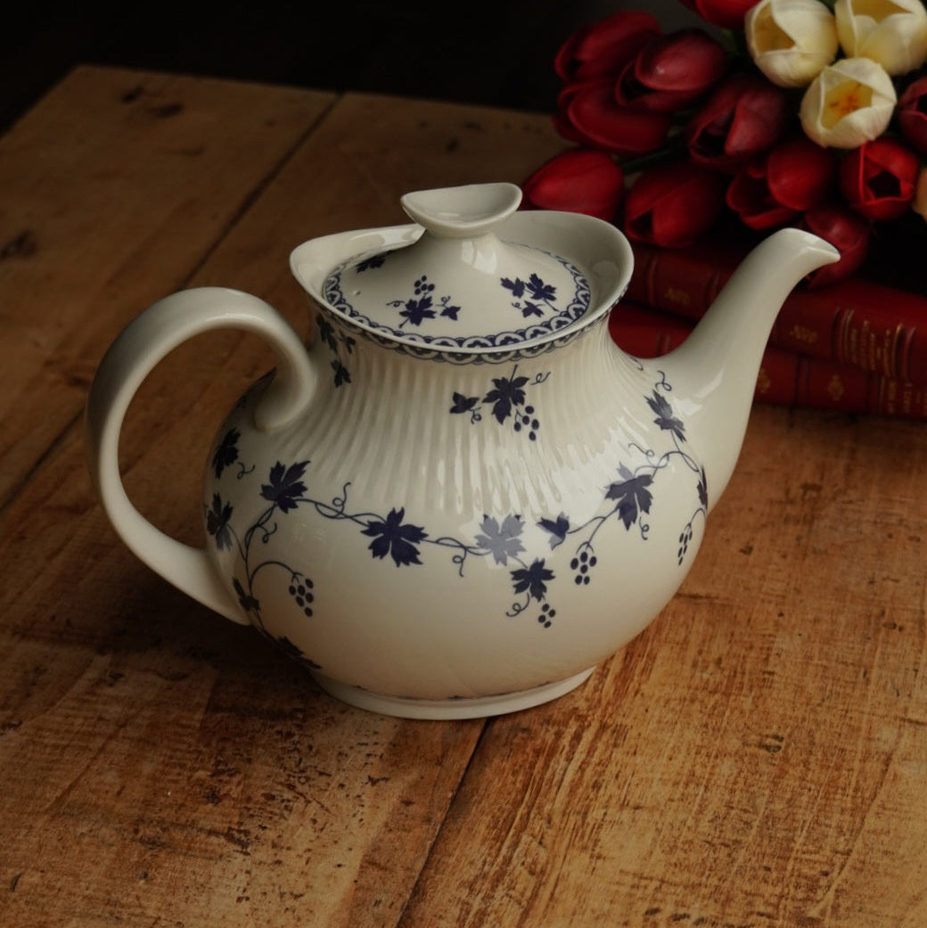 Grande théière "Bluebell" en porcelaine anglaise côtelée au décor de vigne bleutée Royal Doulton modèle Yorktown