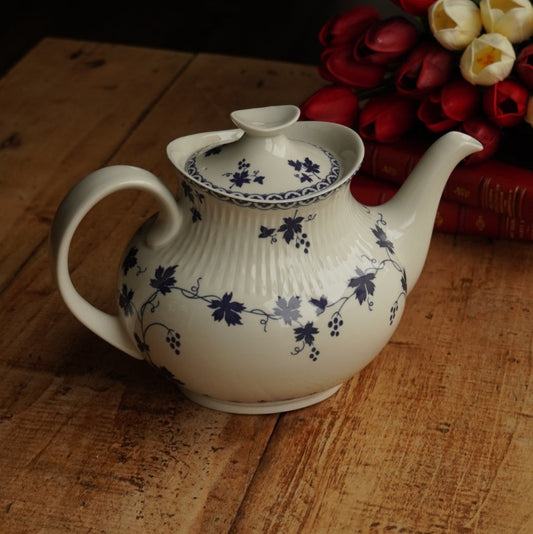 Grande théière "Bluebell" en porcelaine anglaise côtelée au décor de vigne bleutée Royal Doulton modèle Yorktown