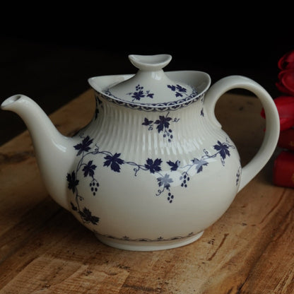 Grande théière "Bluebell" en porcelaine anglaise côtelée au décor de vigne bleutée Royal Doulton modèle Yorktown