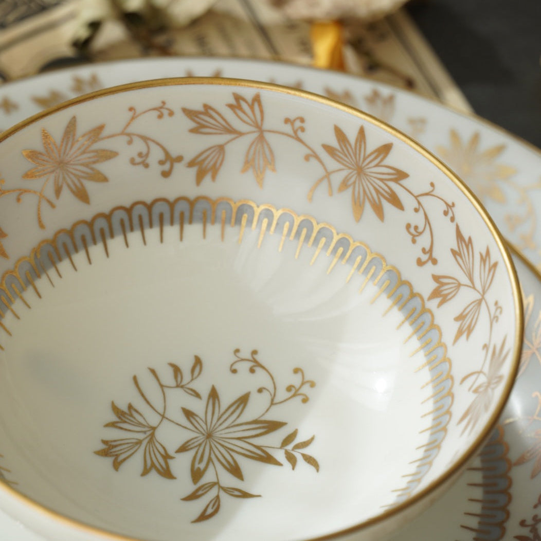 Tasse "Erna" en porcelaine allemande sur pied dorée et son assiette à gâteau Johann Haviland Bavaria