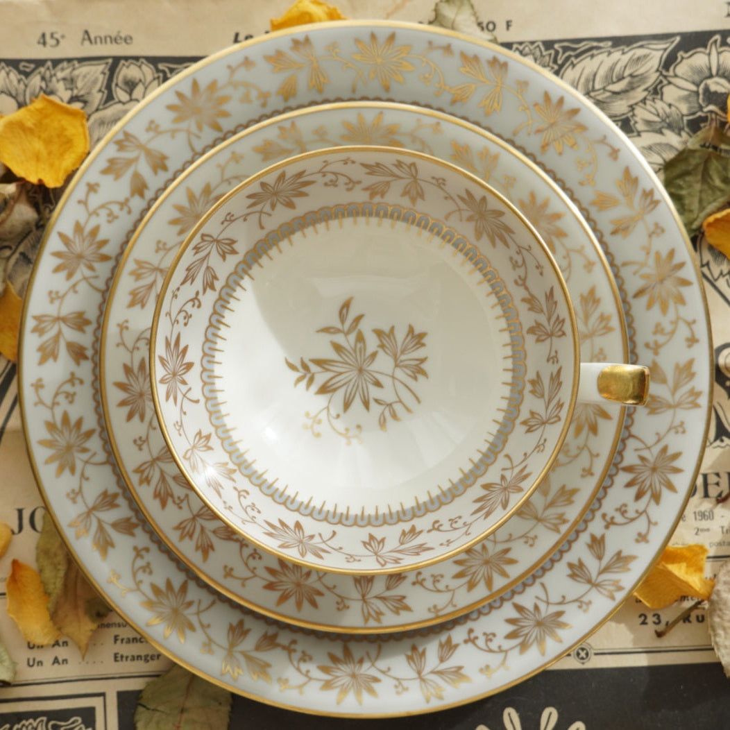 Tasse "Erna" en porcelaine allemande sur pied dorée et son assiette à gâteau Johann Haviland Bavaria