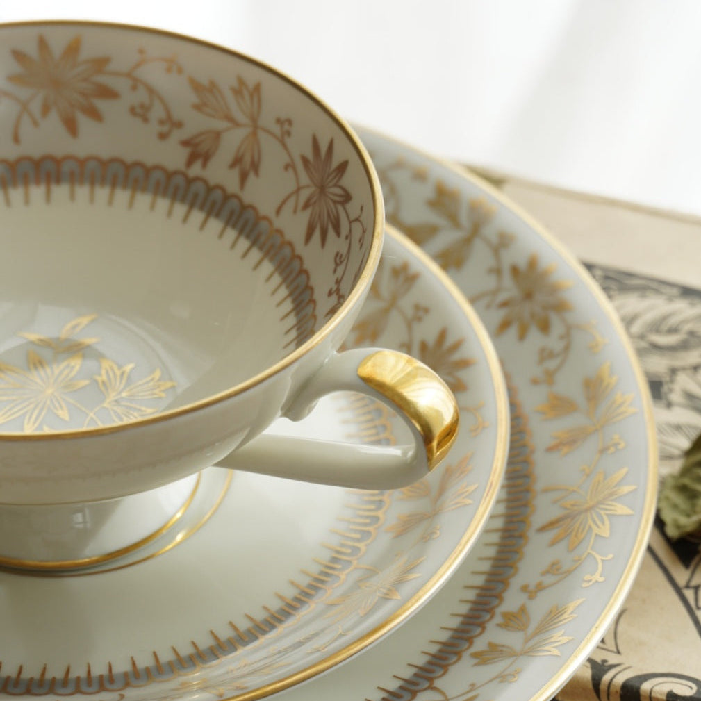 Tasse "Erna" en porcelaine allemande sur pied dorée et son assiette à gâteau Johann Haviland Bavaria