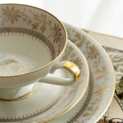 Tasse "Erna" en porcelaine allemande sur pied dorée et son assiette à gâteau Johann Haviland Bavaria