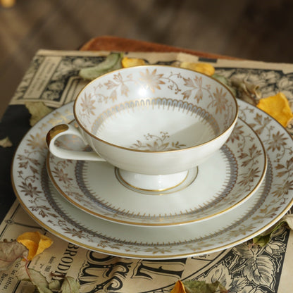 Tasse "Erna" en porcelaine allemande sur pied dorée et son assiette à gâteau Johann Haviland Bavaria