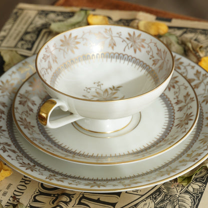 Tasse "Erna" en porcelaine allemande sur pied dorée et son assiette à gâteau Johann Haviland Bavaria
