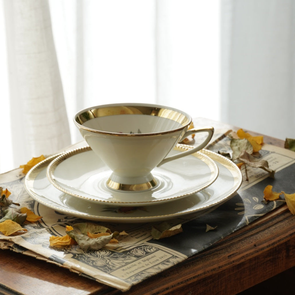 Tasse "Ursulina" en porcelaine allemande sur pied fleurie et dorée et son assiette à gâteau Bavaria Qualitäts-Porzellan