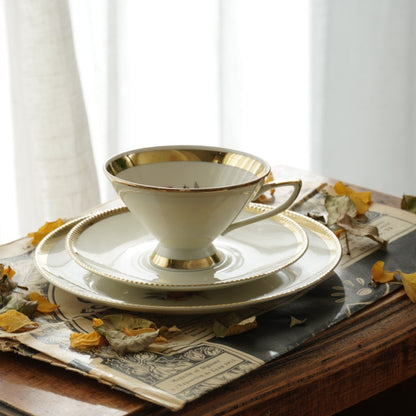 Tasse "Ursulina" en porcelaine allemande sur pied fleurie et dorée et son assiette à gâteau Bavaria Qualitäts-Porzellan