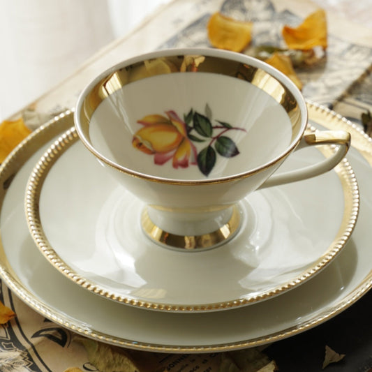 Tasse "Ursulina" en porcelaine allemande sur pied fleurie et dorée et son assiette à gâteau Bavaria Qualitäts-Porzellan