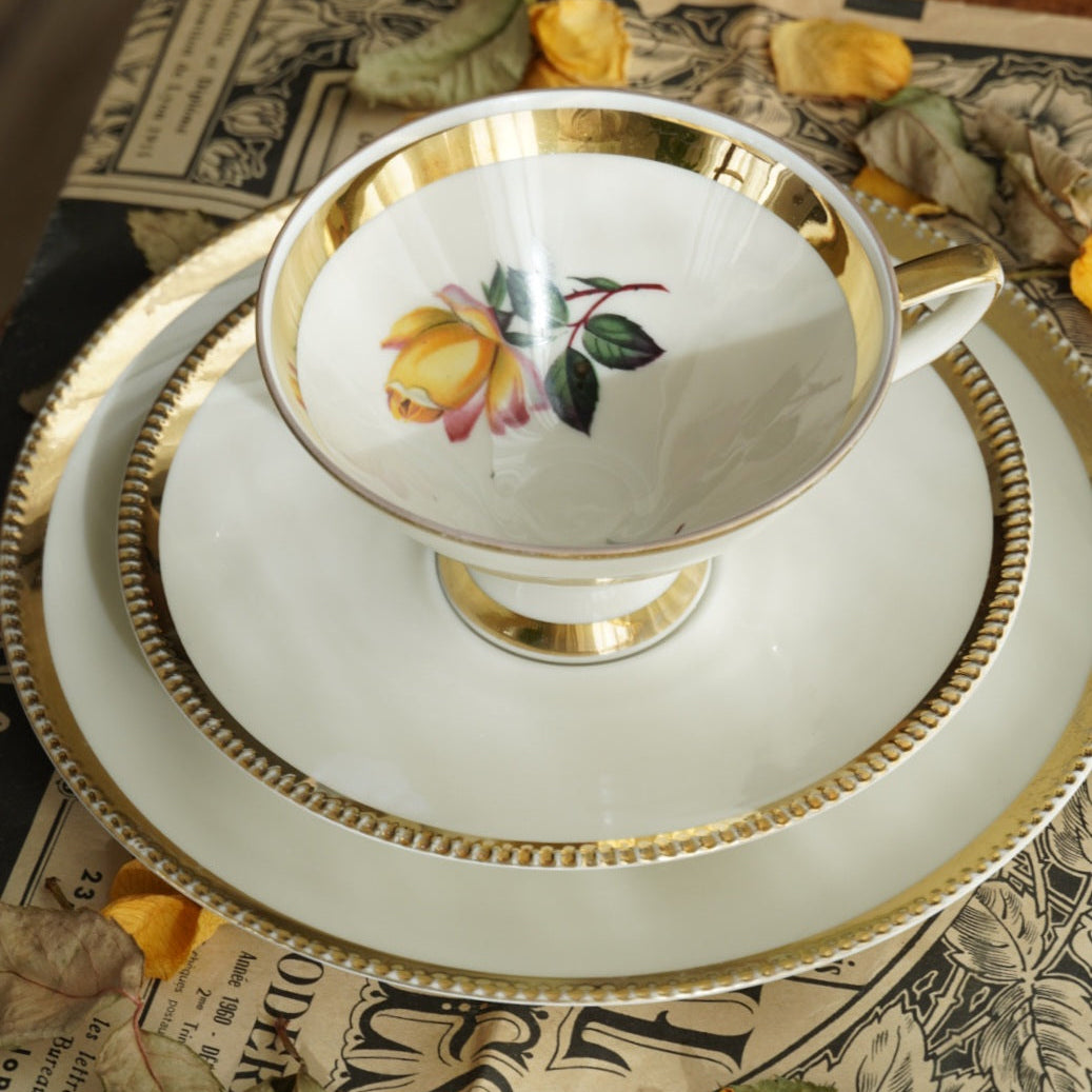Tasse "Ursulina" en porcelaine allemande sur pied fleurie et dorée et son assiette à gâteau Bavaria Qualitäts-Porzellan