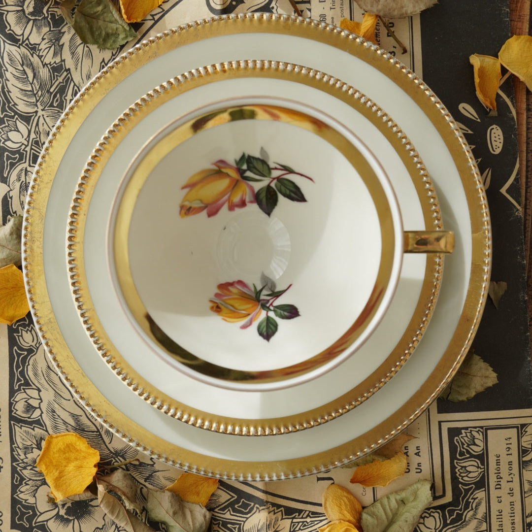 Tasse "Ursulina" en porcelaine allemande sur pied fleurie et dorée et son assiette à gâteau Bavaria Qualitäts-Porzellan