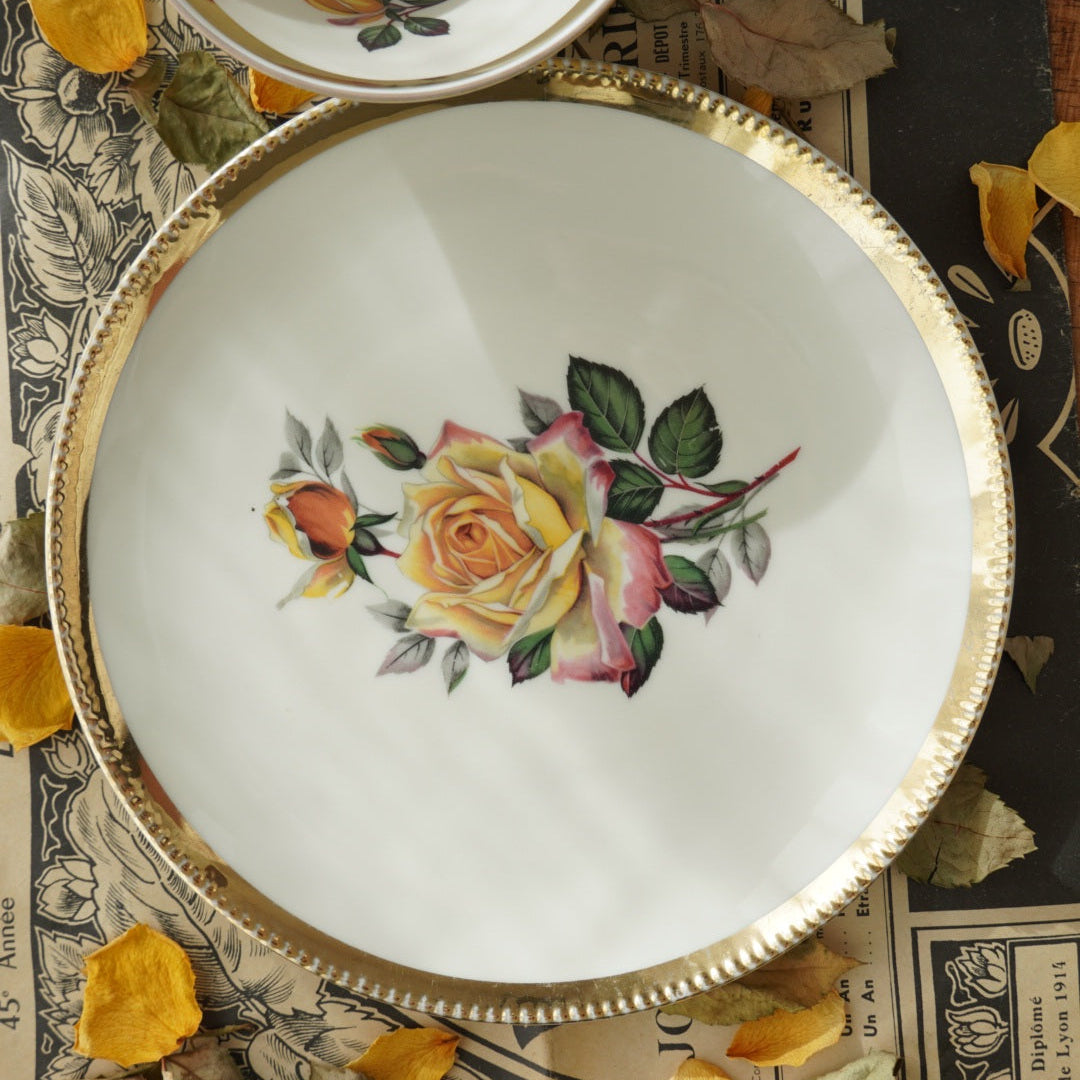 Tasse "Ursulina" en porcelaine allemande sur pied fleurie et dorée et son assiette à gâteau Bavaria Qualitäts-Porzellan