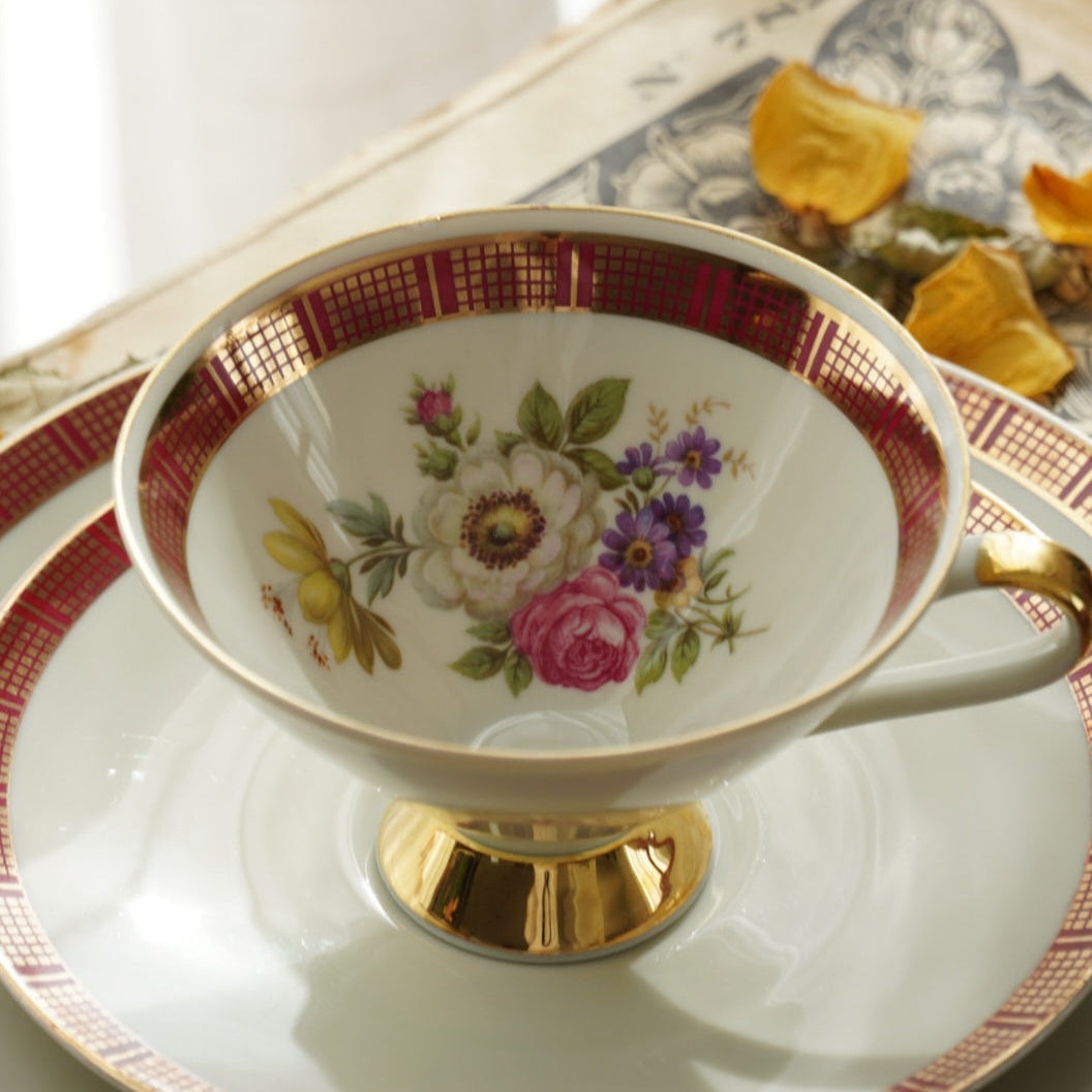 Tasse "Marili" en porcelaine allemande fleurie, dorée et rouge et son assiette à gâteau Bavaria